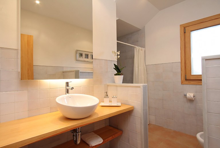 Badezimmer Waschbecken Spiegel Fenster Dusche WC