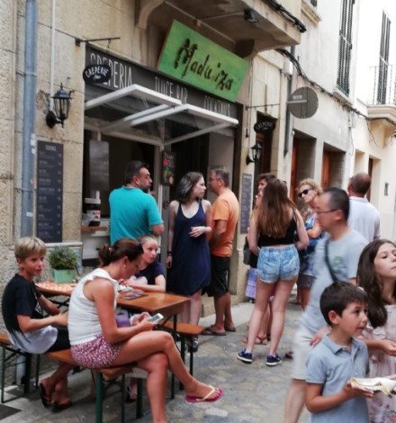 Altstadtgasse in Pollenca mit Lokal und Gästen davor